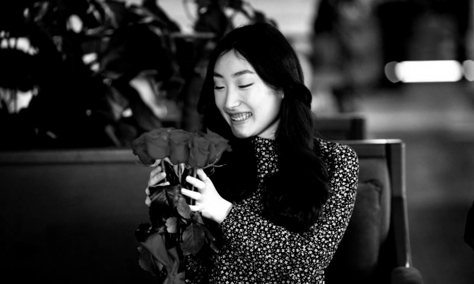 Floristisches Arrangement mit frischen Schnittblumen in verschiedenen Farbtönen