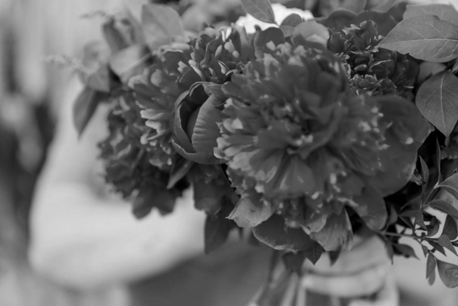 Verschiedene Blumenarrangements von Kursteilnehmern