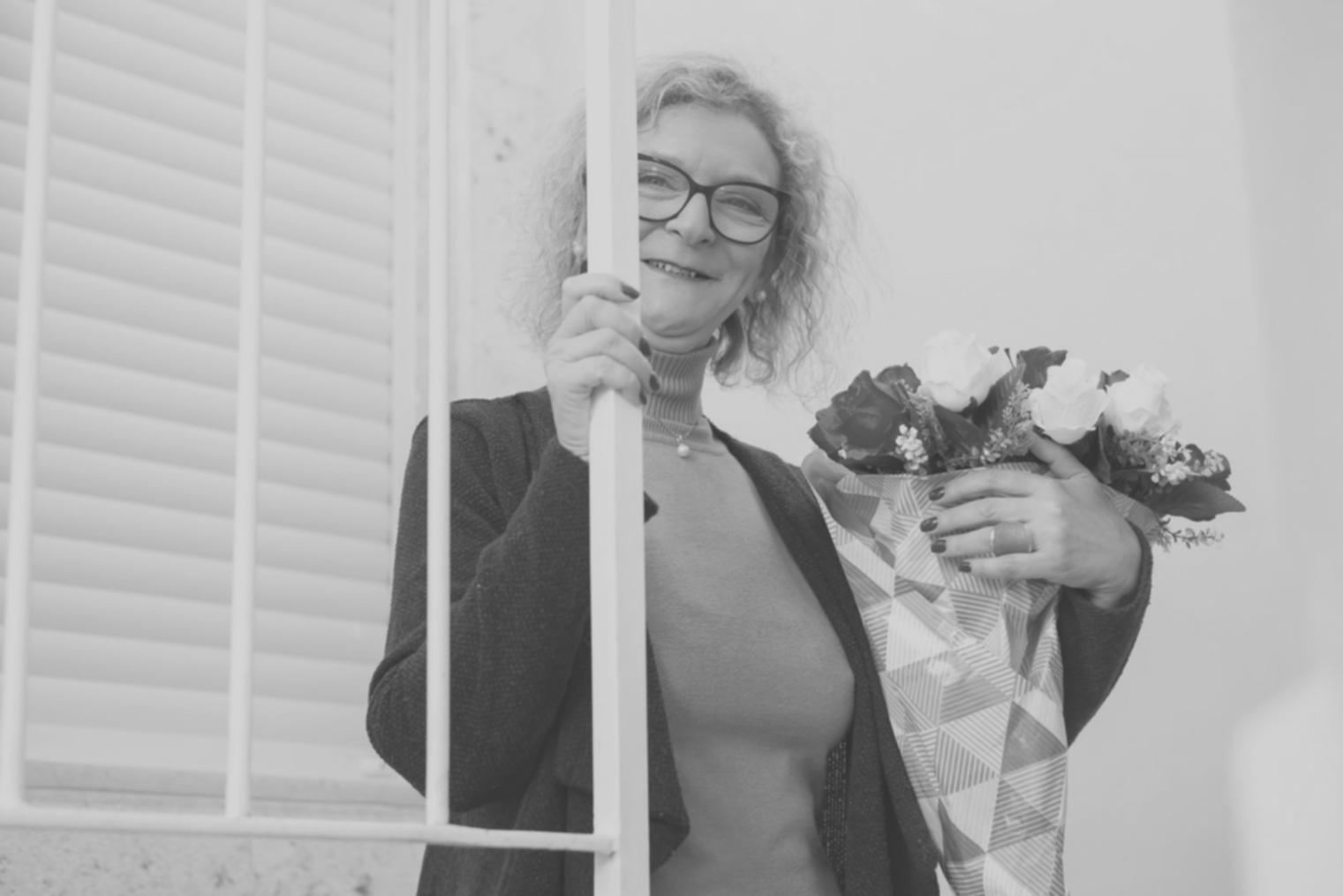 Detailaufnahme von frischen Schnittblumen während eines Arrangements