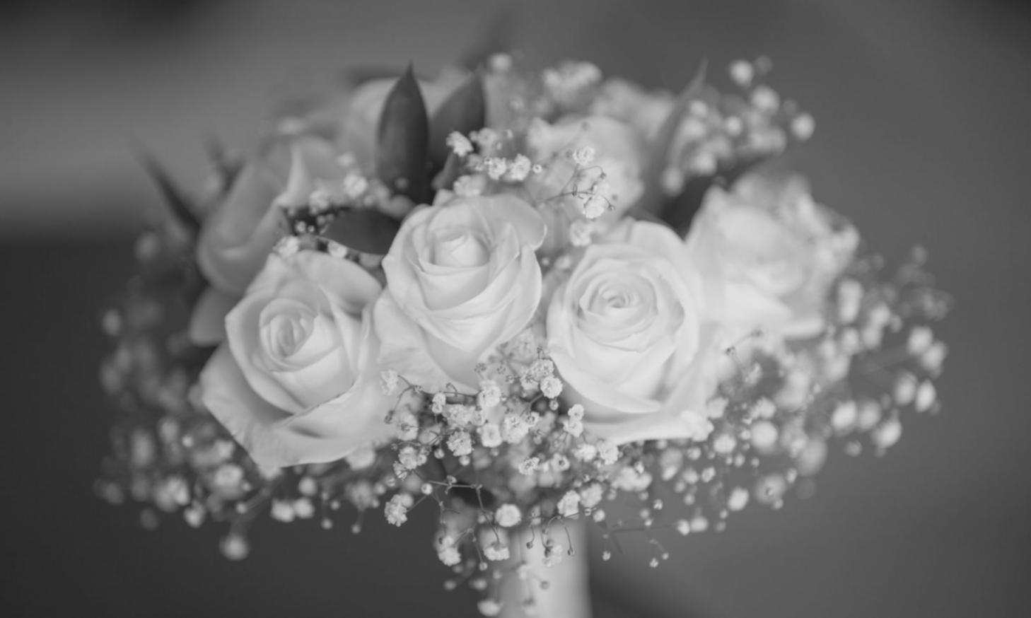 Florale Arrangements in einem hellen Arbeitsraum mit natürlichem Licht