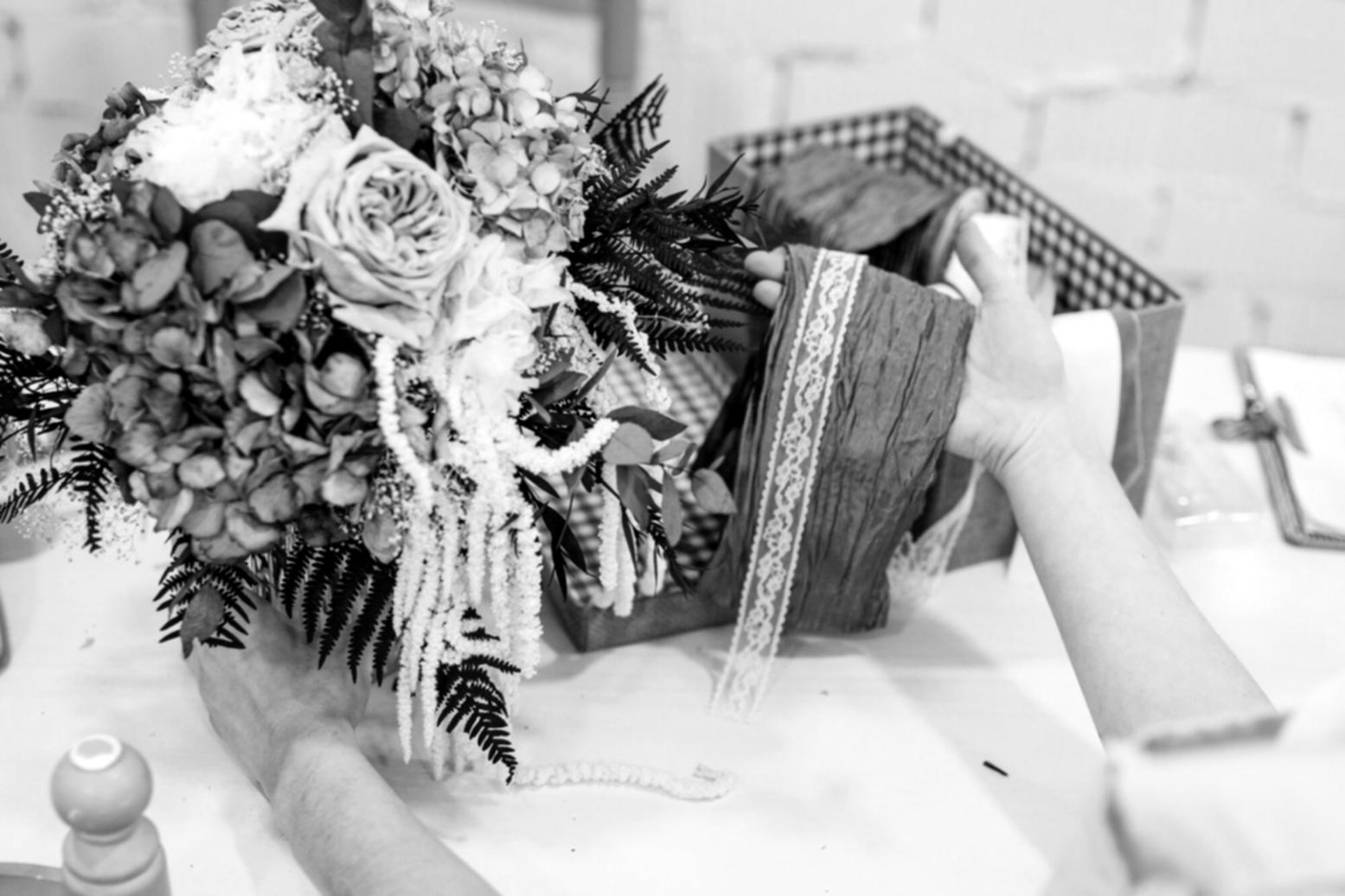 Teilnehmer bei der praktischen Arbeit mit Blumen